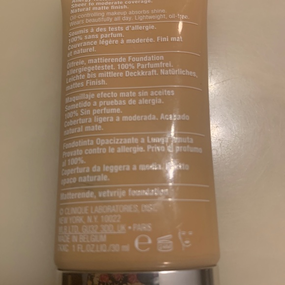 Clinique oil free stay matte foundation - Picture 3 of 7